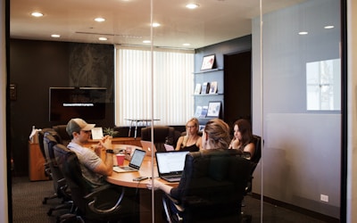 一群球迷在体育酒吧欢呼庆祝，氛围热烈