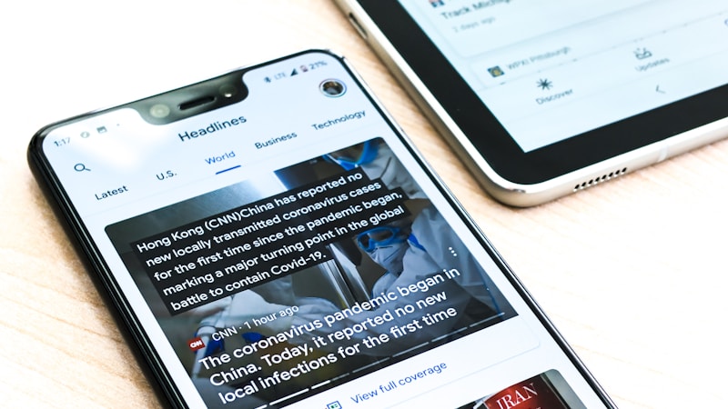 体育记者在赛场边使用笔记本电脑和麦克风进行实时报道