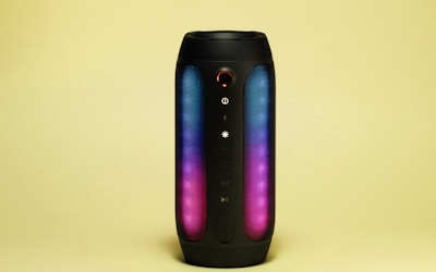 记者在新闻发布厅报道体育新闻的快照