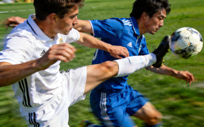 足球比赛直播画面特写，球员激烈拼抢瞬间